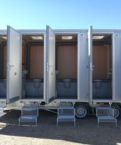 Alternative view of Toalettvogn med 10 kjemiske toaletter og 6 urinaler